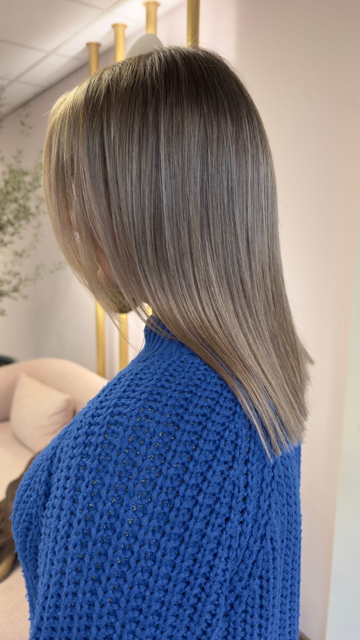 Halflange beige-bruine bob, van opzij