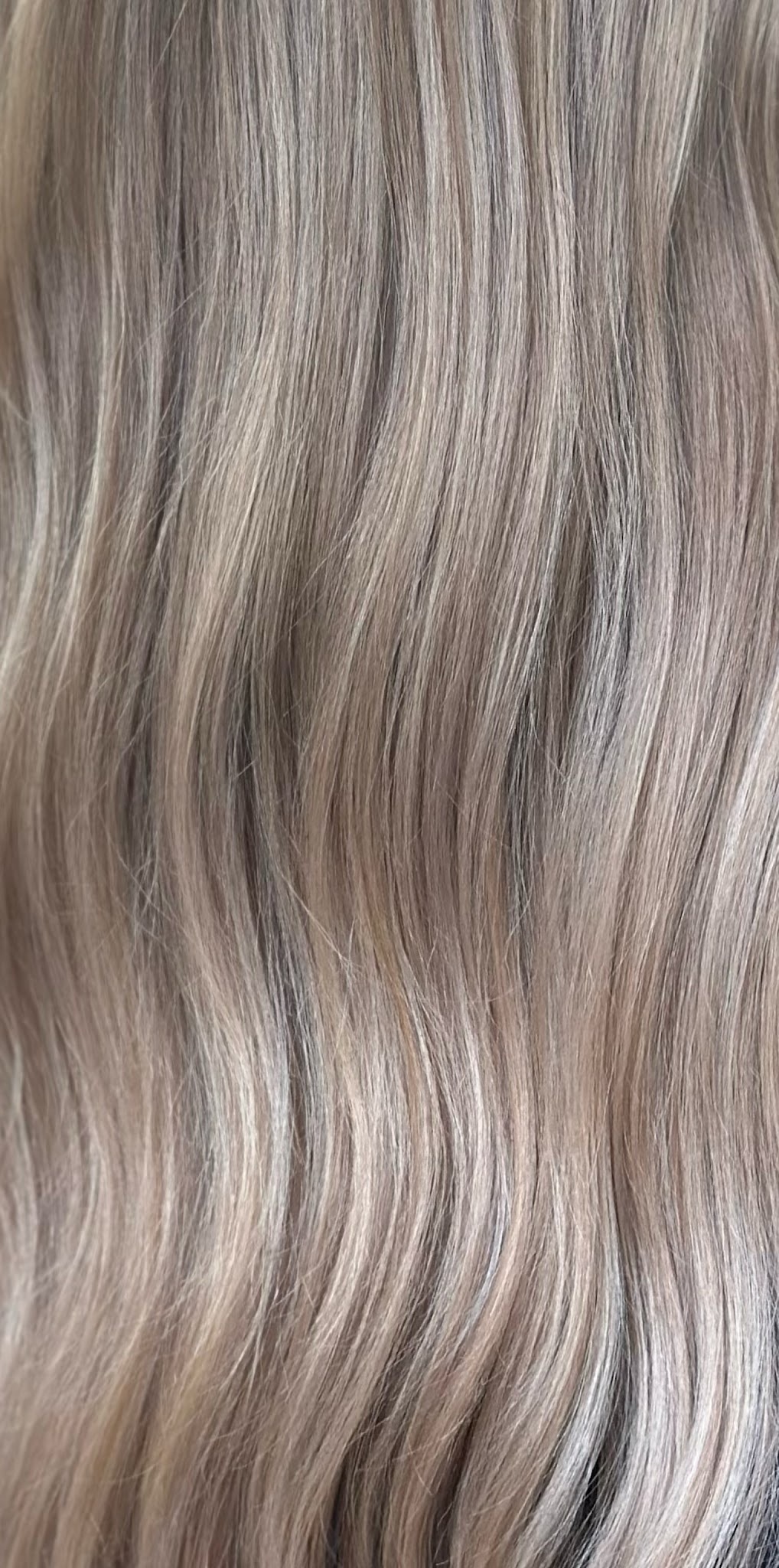 Close-up van asbeige blonde haartextuur