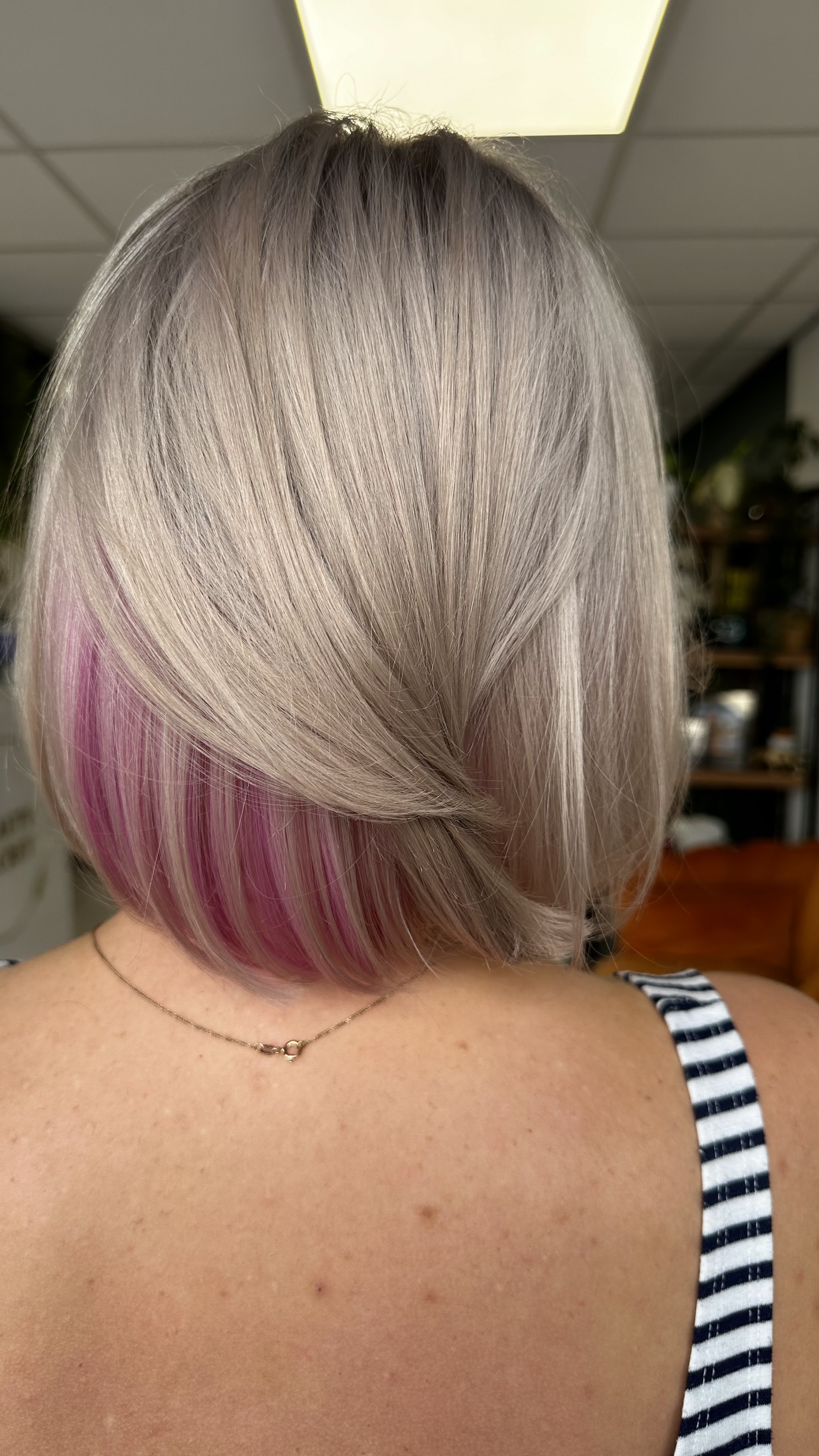 Asblonde bob met een roze accent onder, van achteren