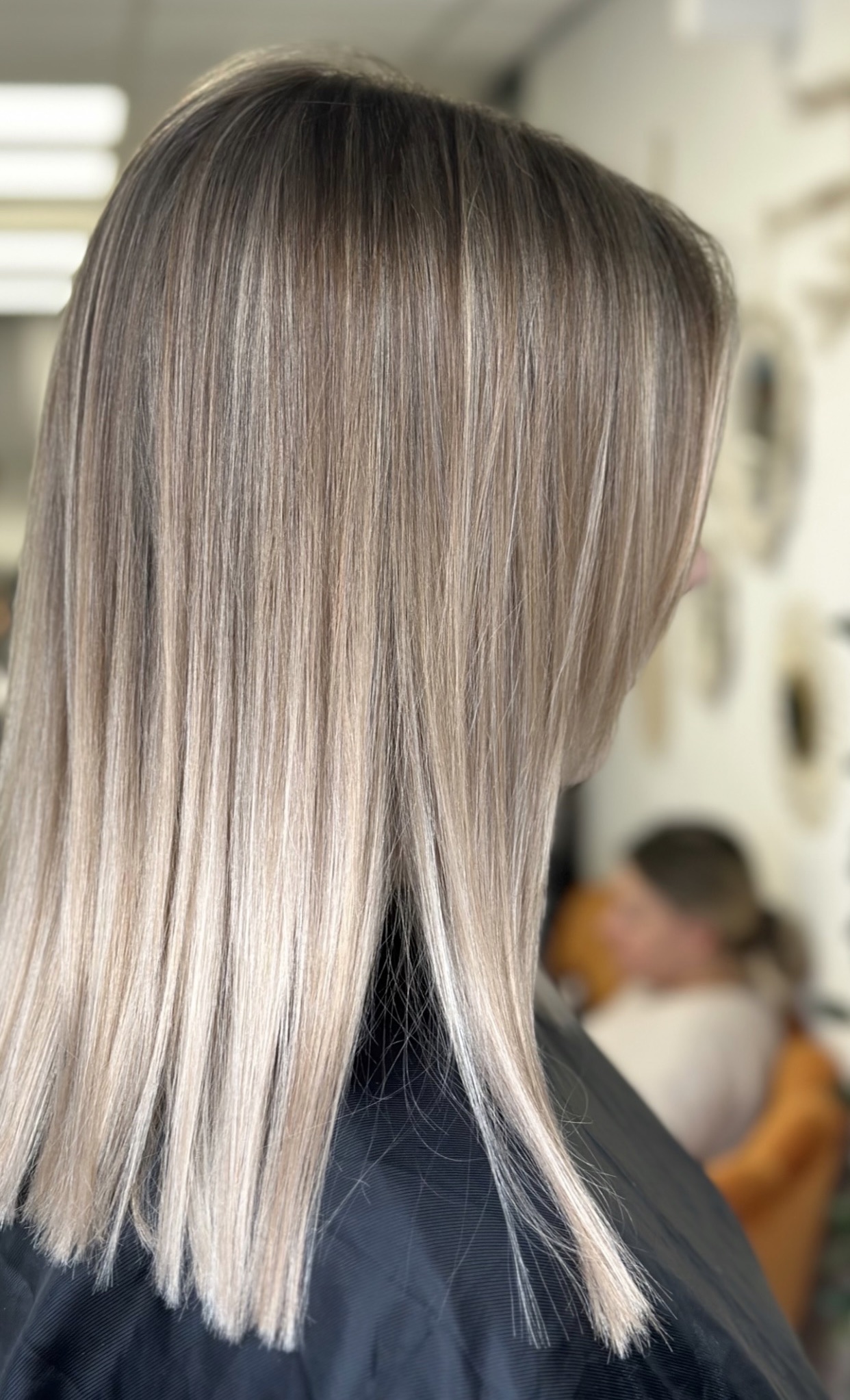 Lang steil asblond haar in de salon