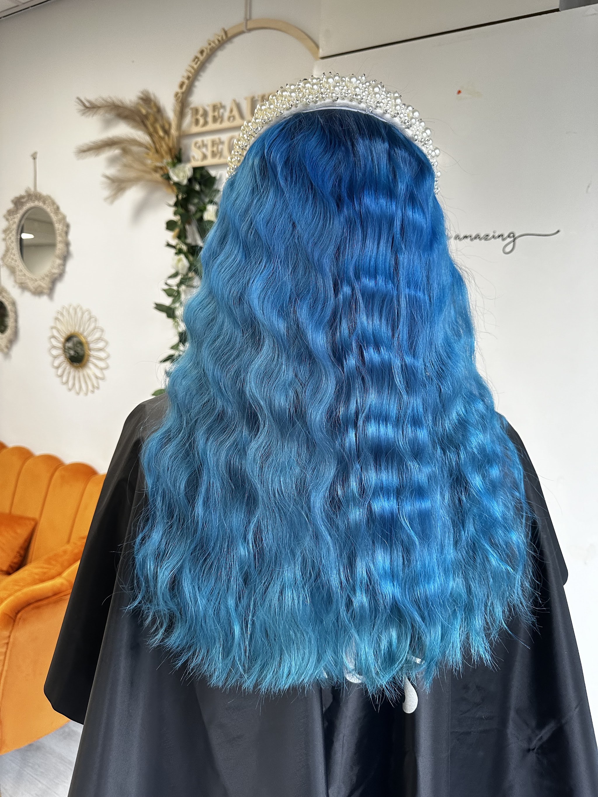 Helderblauwe golven met een tiara, van achteren