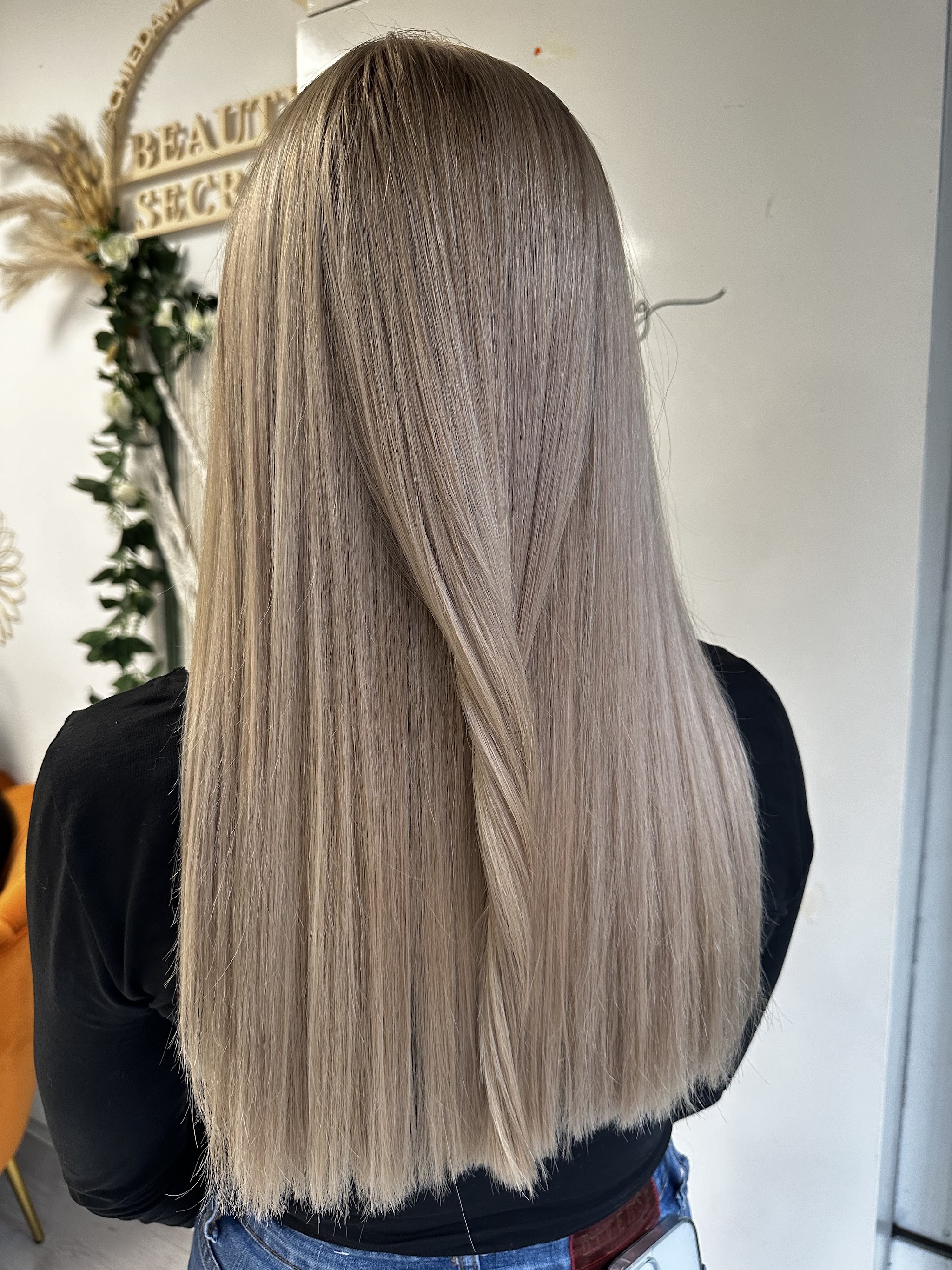 Lang steil beige blond haar van achteren