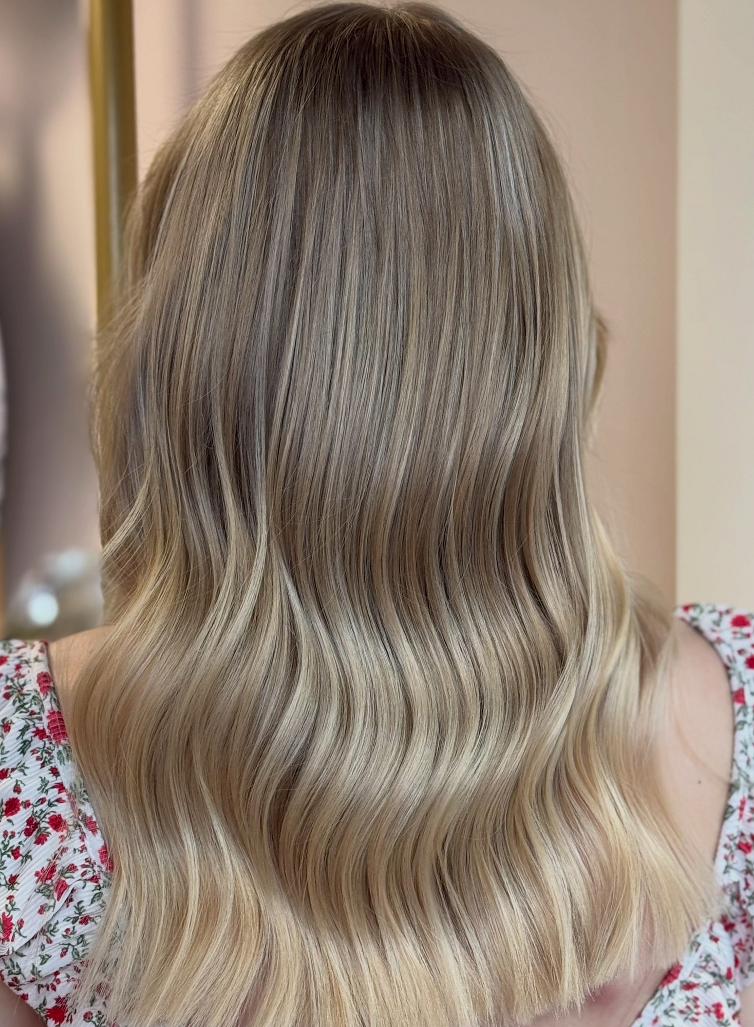 Koel beige blond met zachte golven, van achteren